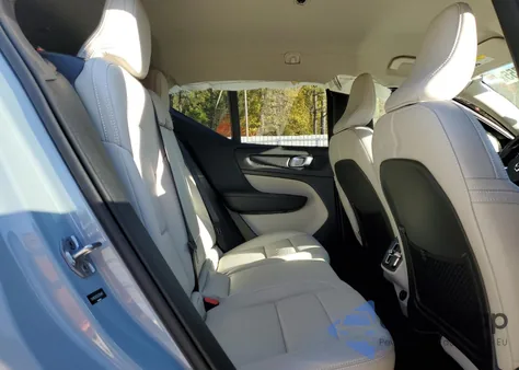 2019 Volvo Xc40 T5 Momentum z USA, uszkodzony, nr VIN YV4162UK3K2054861